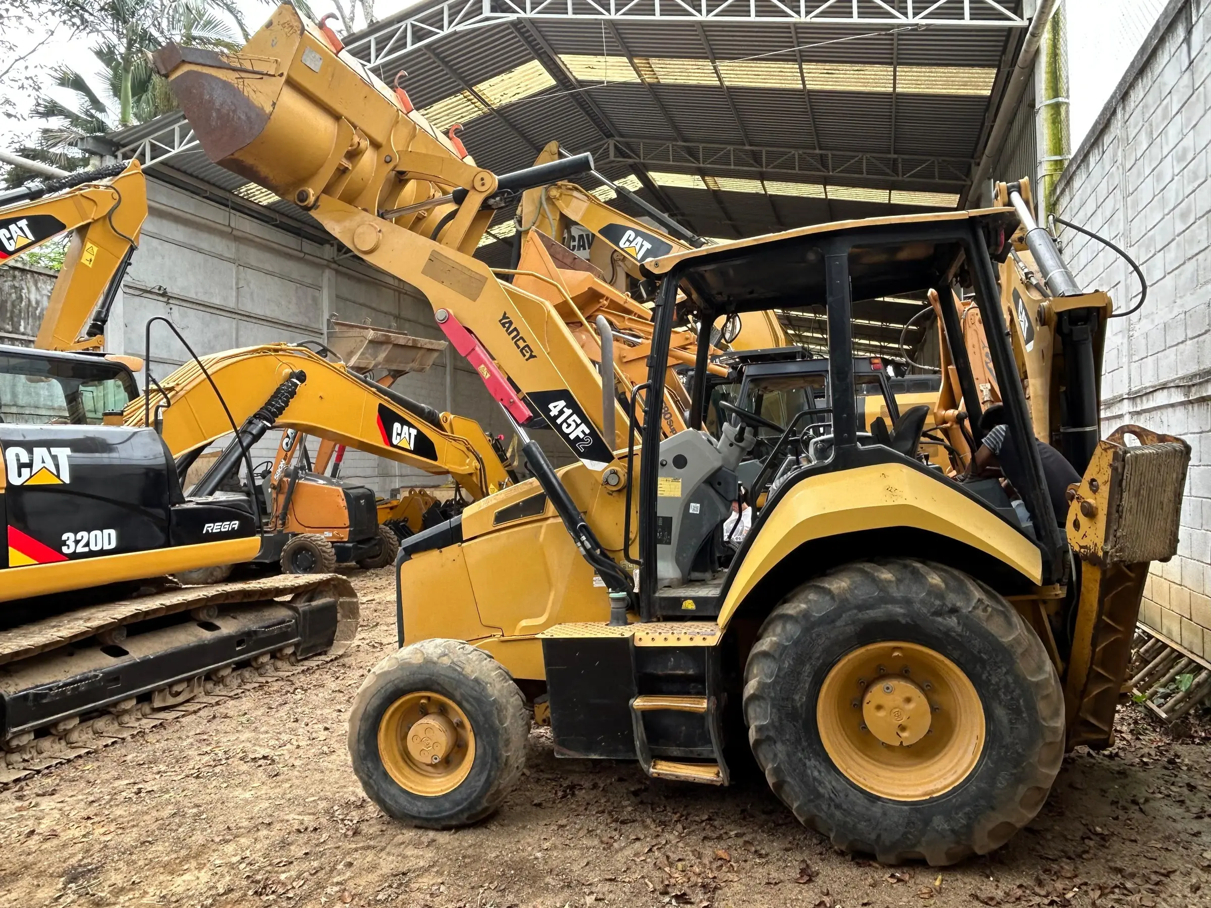 Retroexcavadora Caterpillar 415F2 2016, 2055 Horas