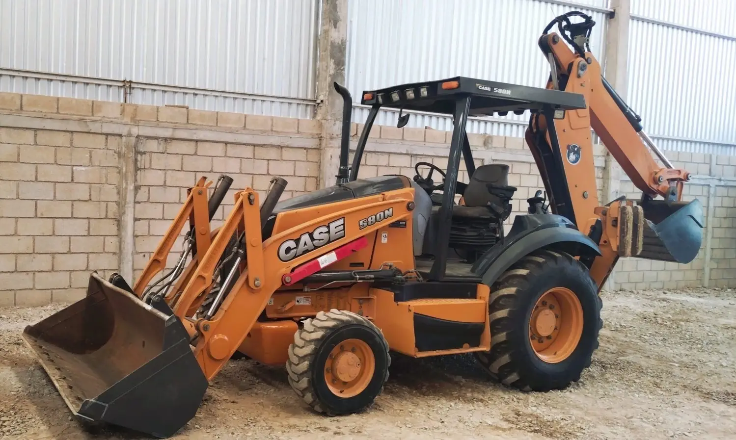 Retroexcavadora Case 580N 4x4 2014 con Extensión y Joysticks, 3,970 Horas
