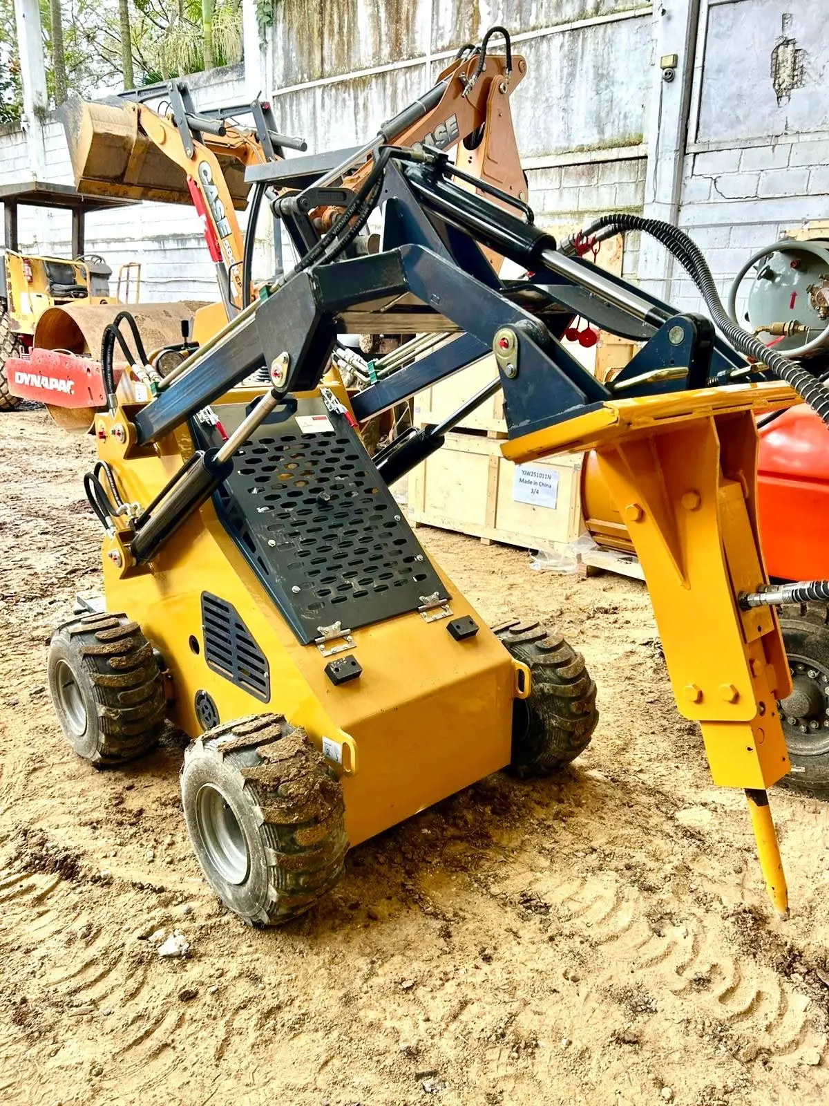 Minicargador BMS380 con Neumáticos y Martillo Hidráulico (Combo) Tipo Bobcat