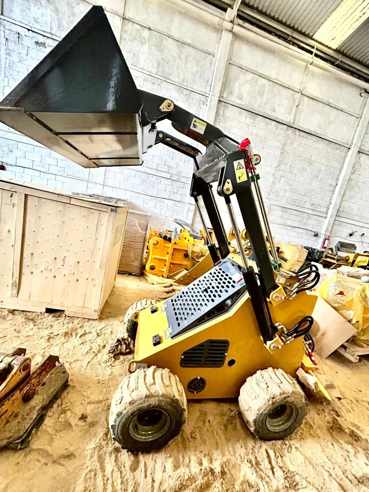 Mini Cargador BMS380 con Neumáticos, Bote 0.15 m³ Tipo Bobcat, photo 4
