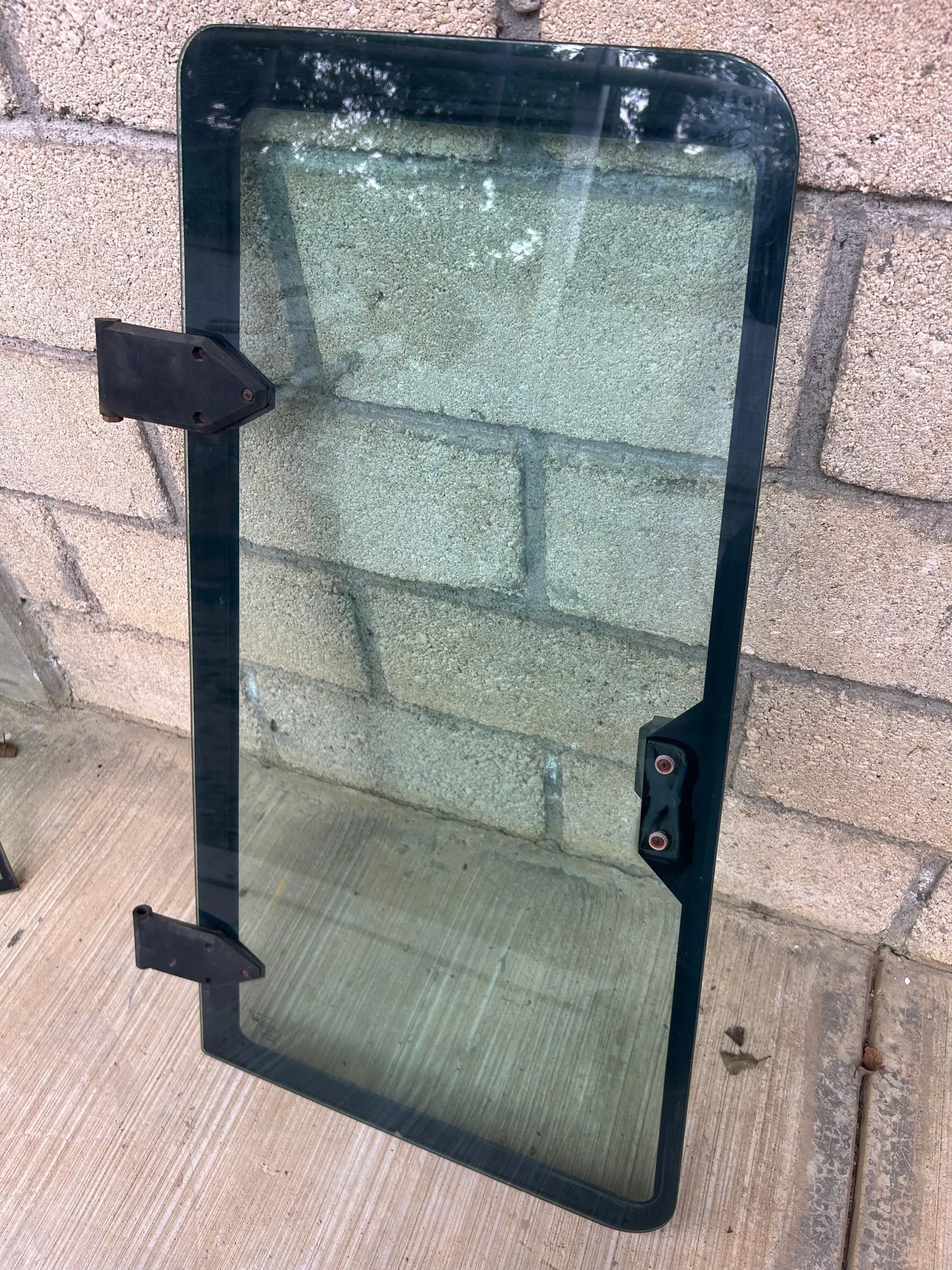 Cristal superior trasero de puerta izquierdo CASE 580L R52881