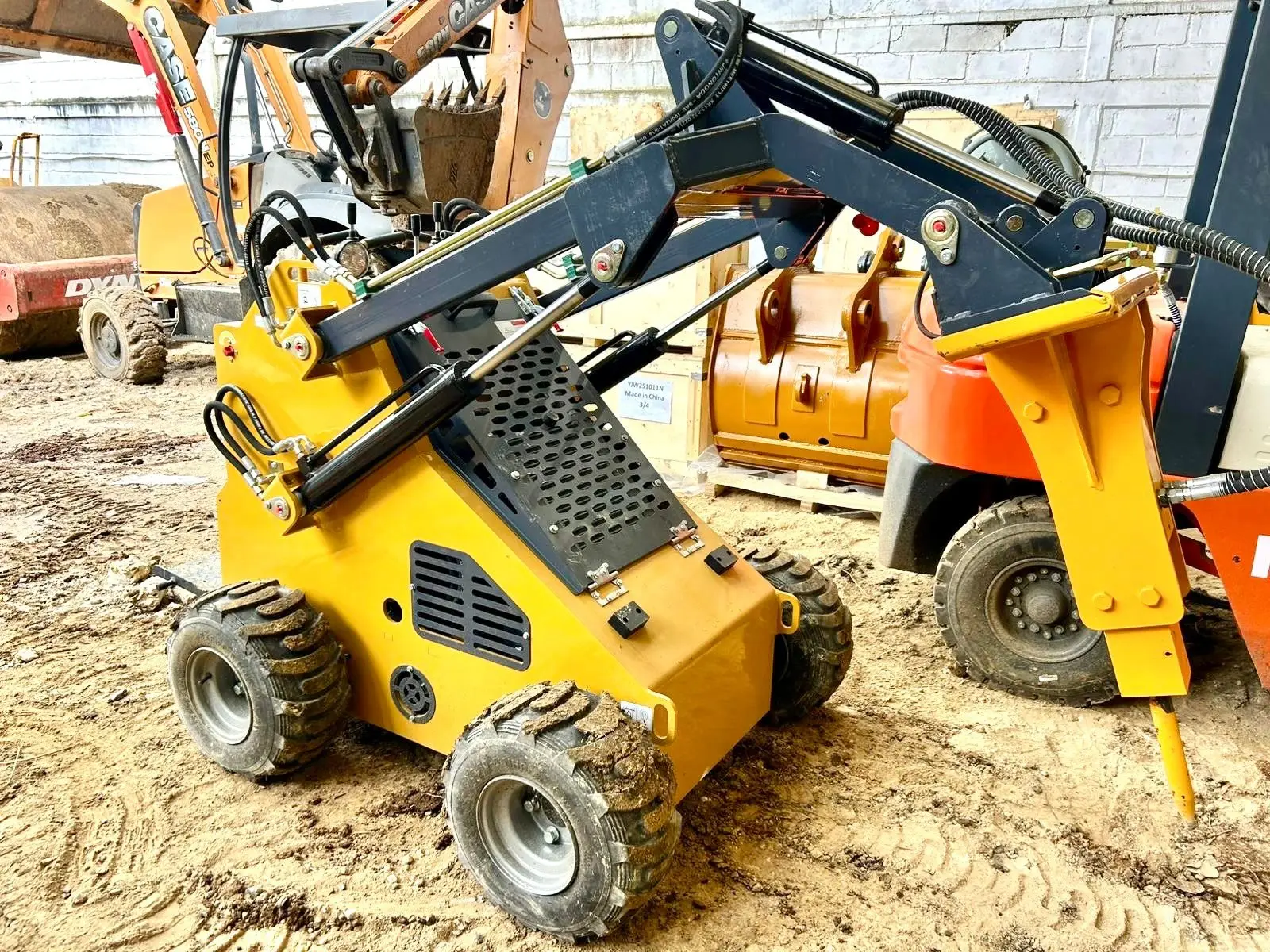 Minicargador BMS380 con Neumáticos y Martillo Hidráulico (Combo) Tipo Bobcat
