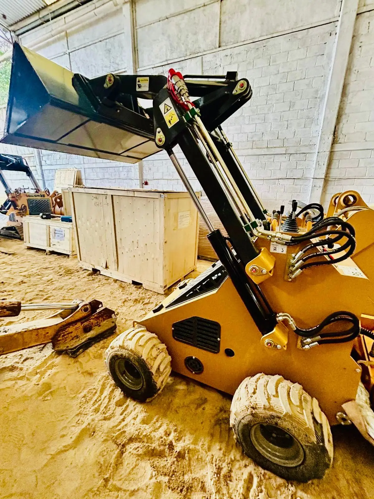 Mini Cargador BMS380 con Neumáticos, Bote 0.15 m³ Tipo Bobcat, photo 5