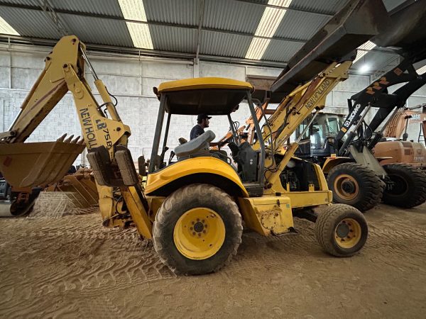 Retroexcavadora New Holland LB75B - Image 3